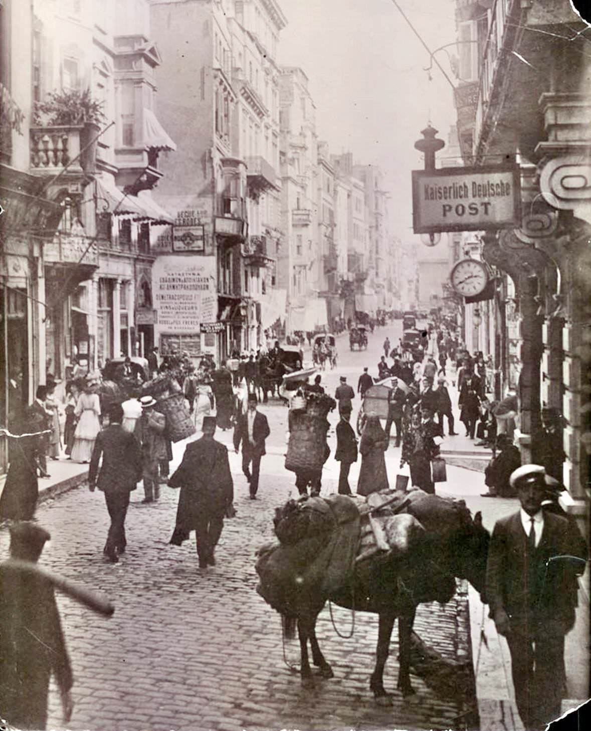 1910 civarlarında İstiklal Caddesi Saat: 14:40