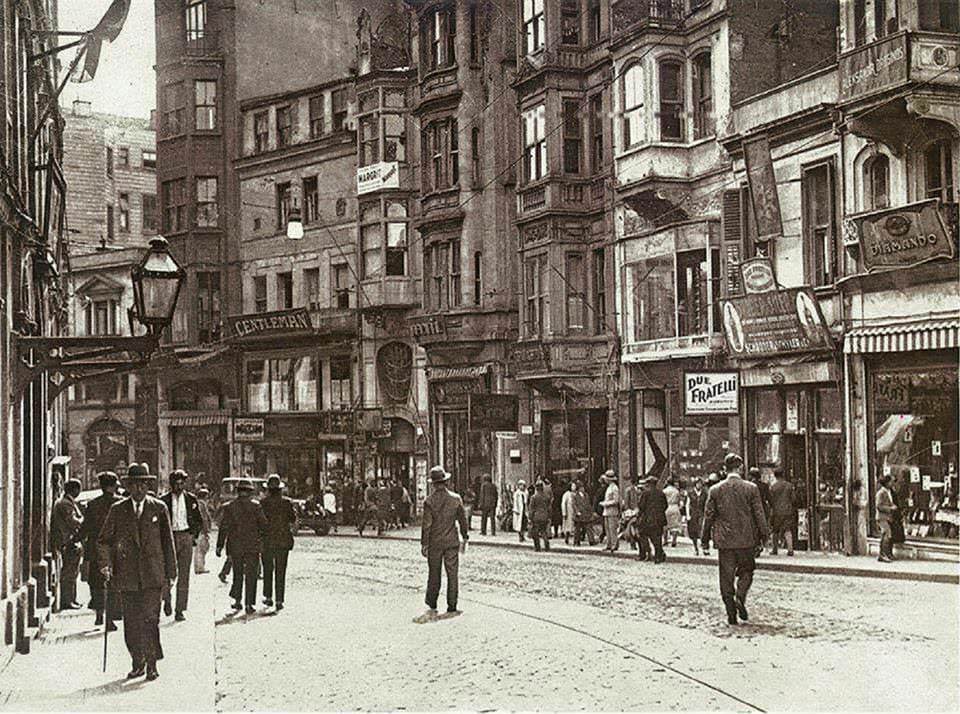 1930′larda İstiklal Caddesi, Galatasaray