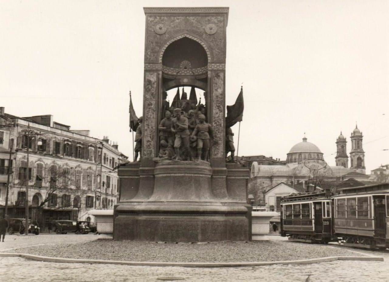 1930'larda Taksim Meydanı ve Cumhuriyet Anıtı