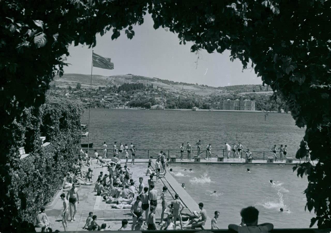 1942 yılında Çiftesaraylar’ın yerine yapılan Lido Yüzme Havuzu Ortaköy’de. Kuruçeşme’ yönünde.