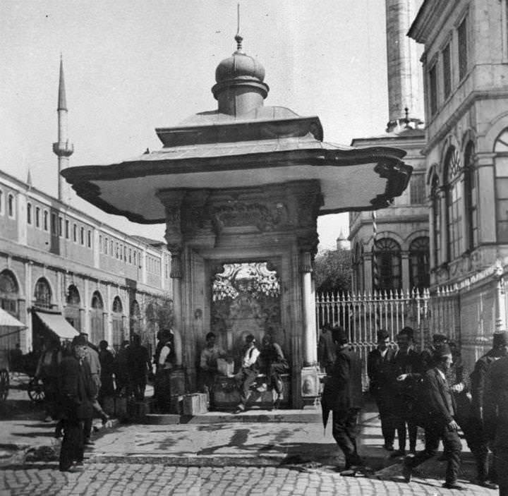 1957 yılında Maçka'ya taşınan II. Abdülhamit Çeşmesi Nusretiye Camii önünde iken