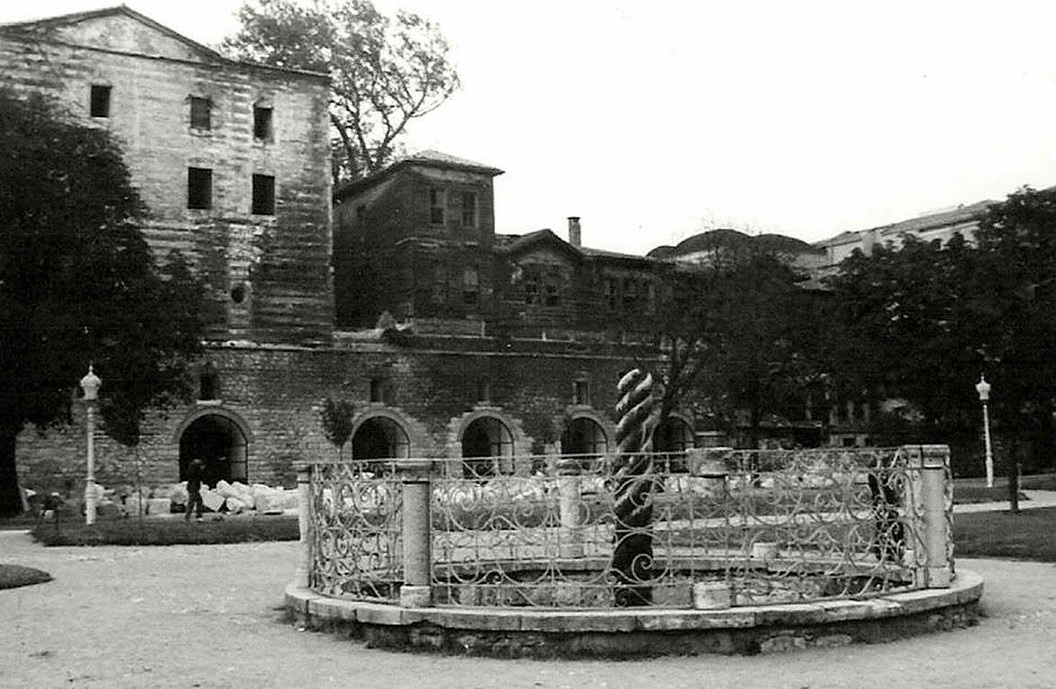 1967′de Yılanlı Sütun ve arkada İbrahim Paşa Sarayı