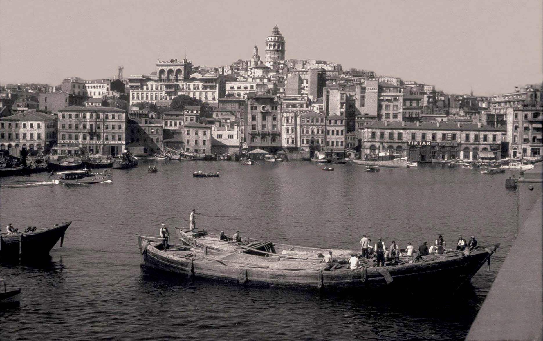 7098- 1940'larda Köprüden Galata'ya Bakış ve Mavnalar