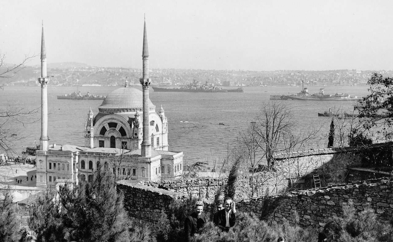 ABD'de 1946 yılında vefat eden Büyükelçimiz Mehmet Münir Ertegün'un naaşını getiren ABD donanmasına ait gemiler Dolmabahçe açıklarında&hellip;