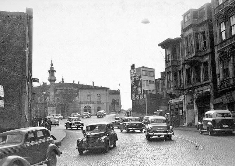 Ankara Caddesi, Cağaloğlu İlerde Vilayet Camii.