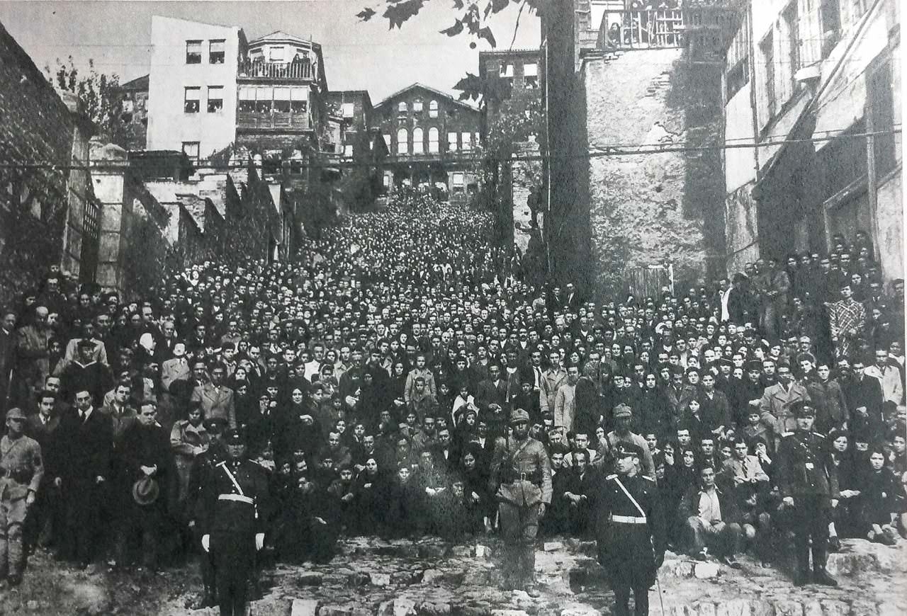 Atatürk’ün naaşının Sarayburnu'na götürülmesi esnasında, Enli Yokuş'ta kortejin geçişini seyreden İstanbullular / 1938