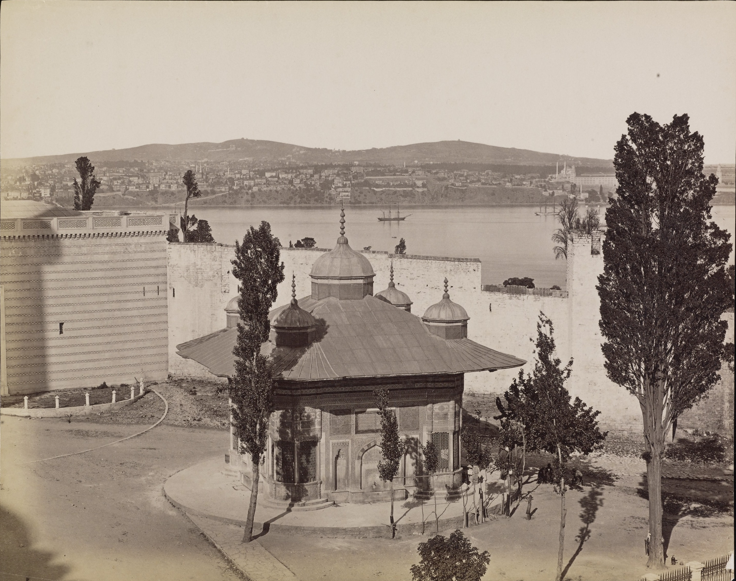 Ayasofya Üzerinden III. Ahmet Çeşmesi ve Geri Planda Üsküdar 