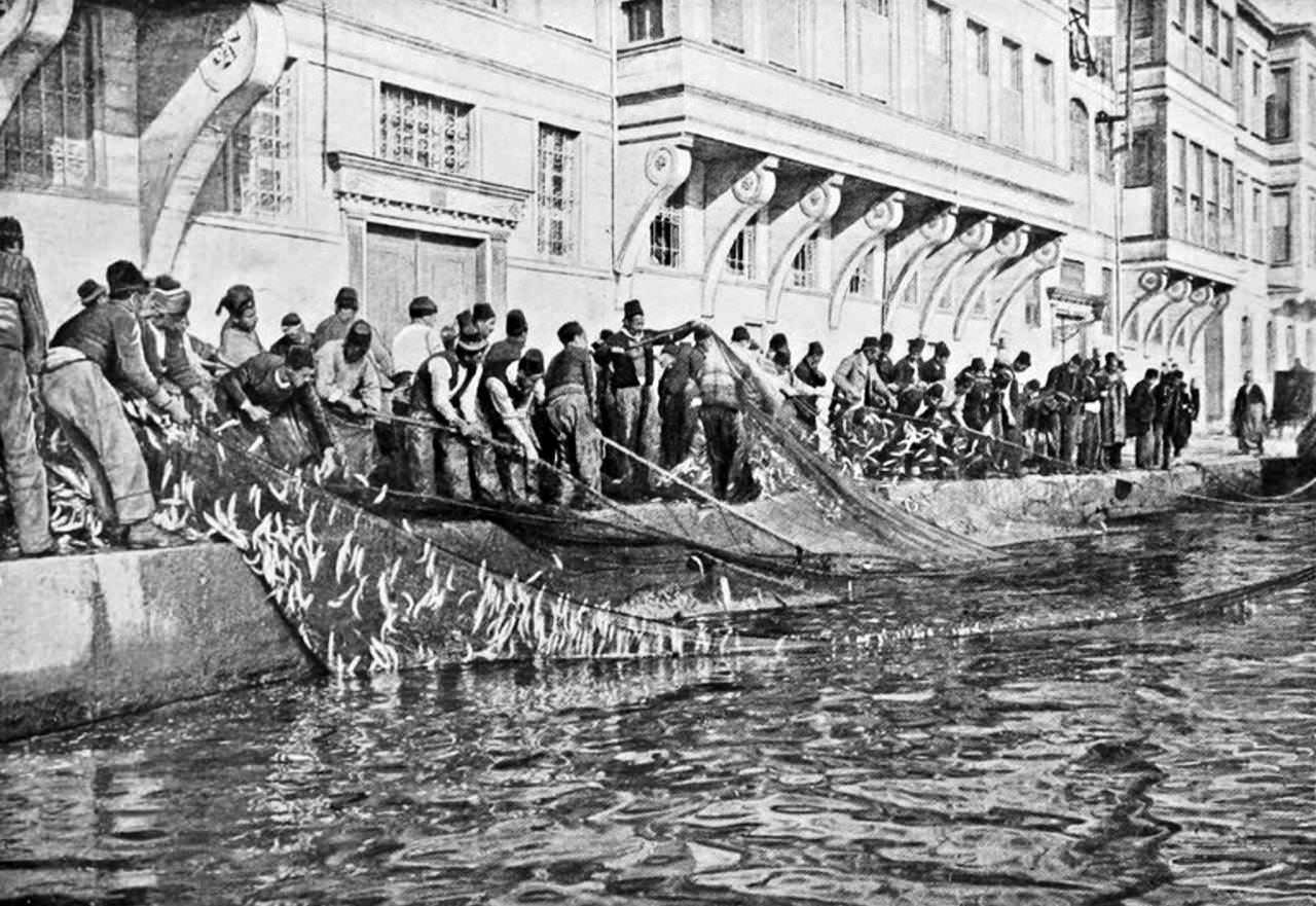 Balıkçılar uskumruları karaya çekerken 1910. Bebek sahili.