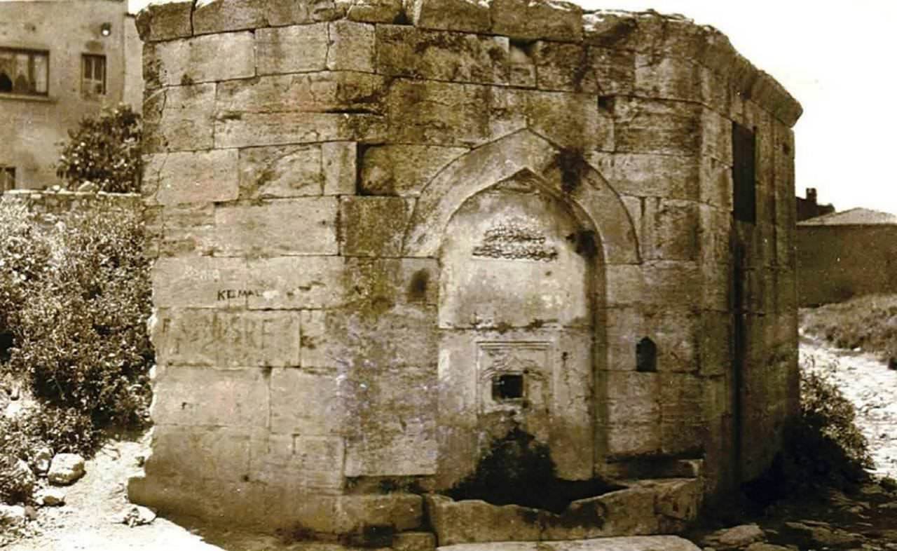 Başçı Hacı Mahmut Efendi Çeşmesi, Haseki,  1947