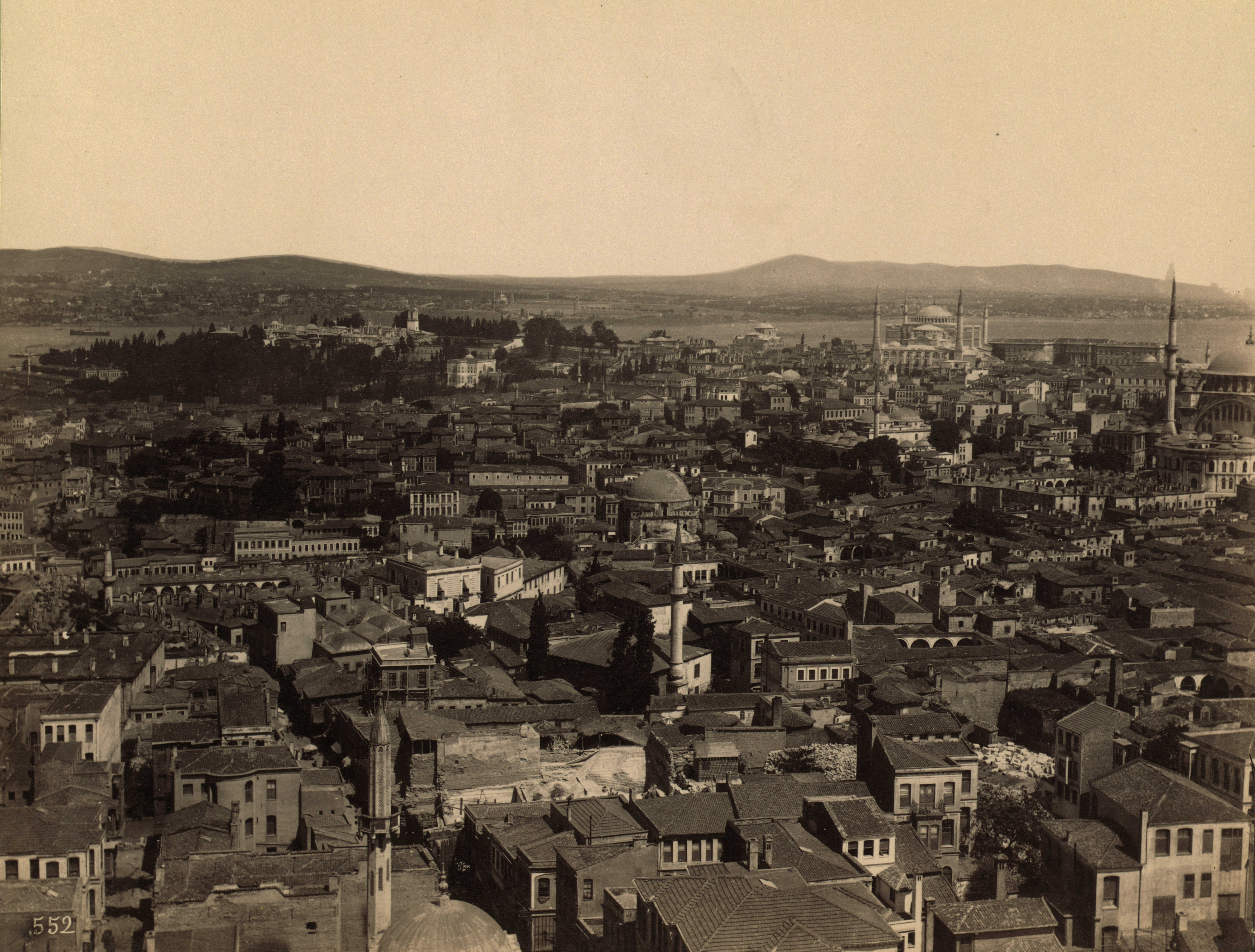Beyazıt Kulesi'nden Topkapı Sarayı'na / Abdullah Fréres / 1880-1900 - LOC Arşivi