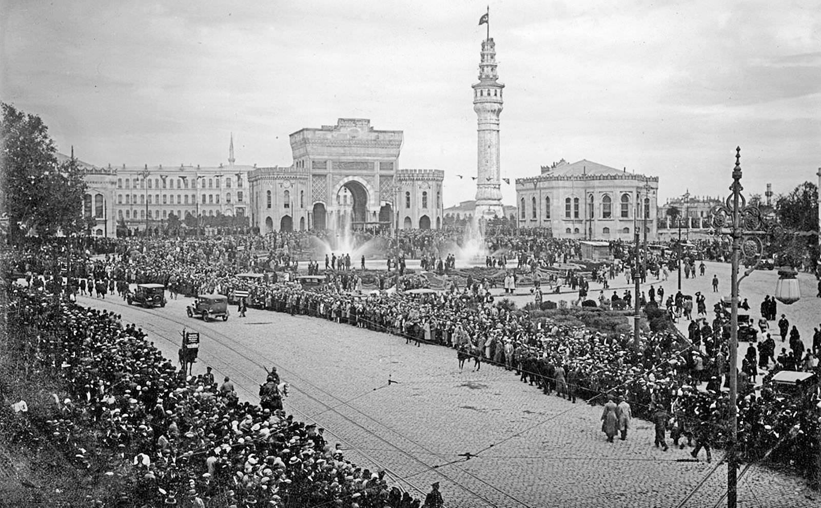 Beyazıt Meydanı'nda Cumhuriyet Kutlamaları, 1933