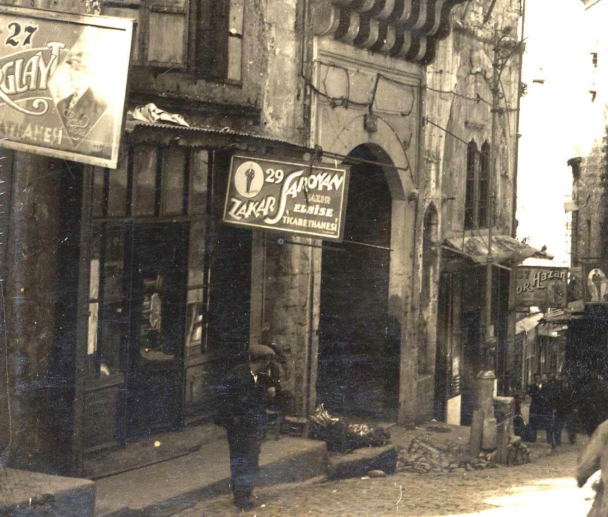 Büyük Valide Han Girişi / Mercan