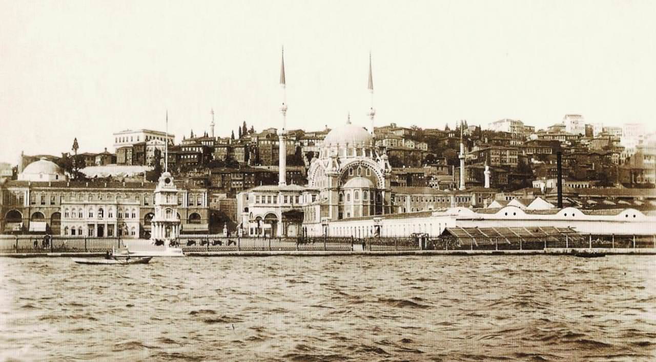 Deniz tarafından Tophane görünümü