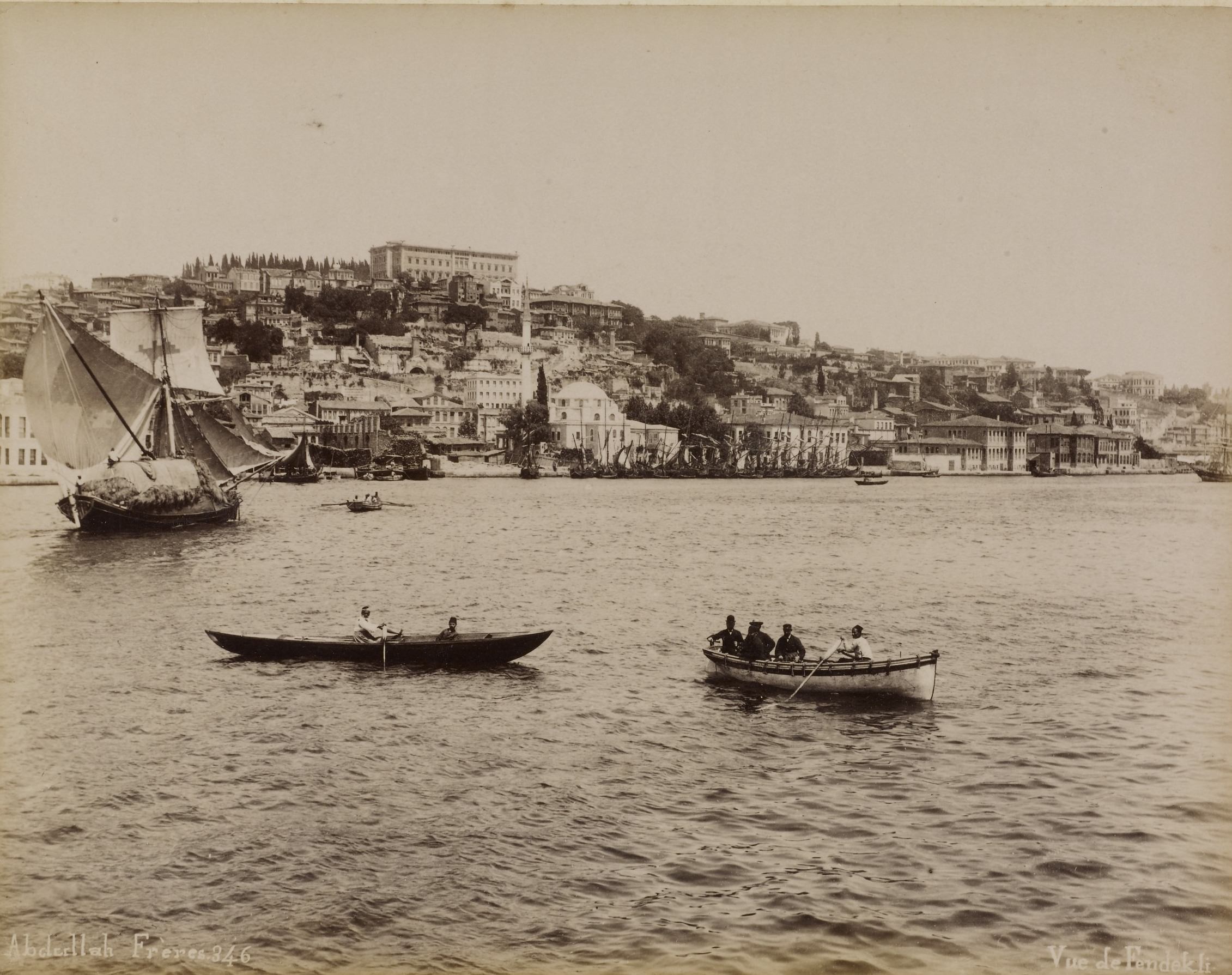 Denizden Fındıklı Görünümü ve Kayıklar / Abdullah Fréres Fotoğrafı