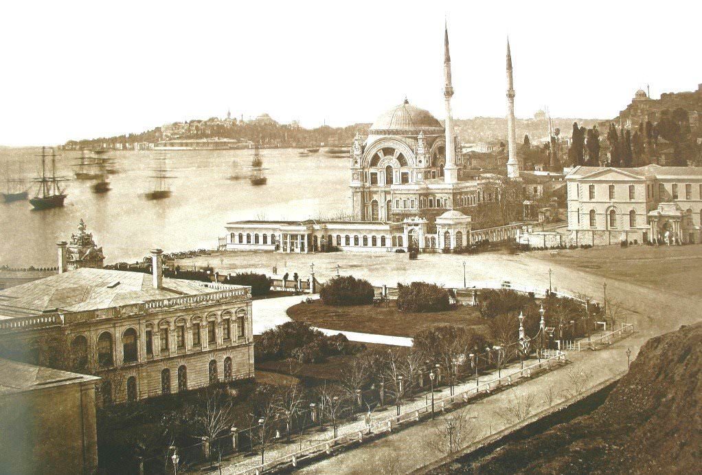 Dolmabahçe, 1862 Sol taraf saray. Saat kulesinin yapımına daha çok var (1890-1895). Caminin bahçe duvarı köşesinde bulunan sebil henüz eski yerinde. Sağda görünen ise saray tiyatrosu.