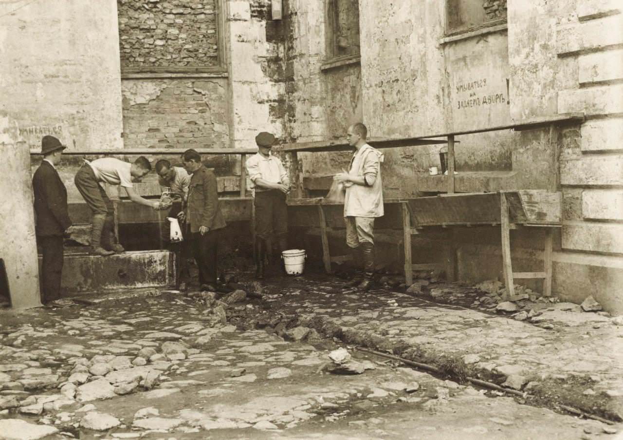 Dolmabahçe Saray Tiyatrosu ve burada geçici bir süre ikamet eden Rus devriminden kaçan Rus göçmenler 1920-1923