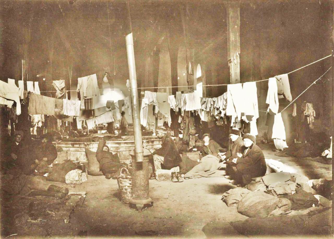 Dolmabahçe Saray Tiyatrosu ve burada geçici bir süre ikamet eden Rus devriminden kaçan Rus göçmenler 1920-1923