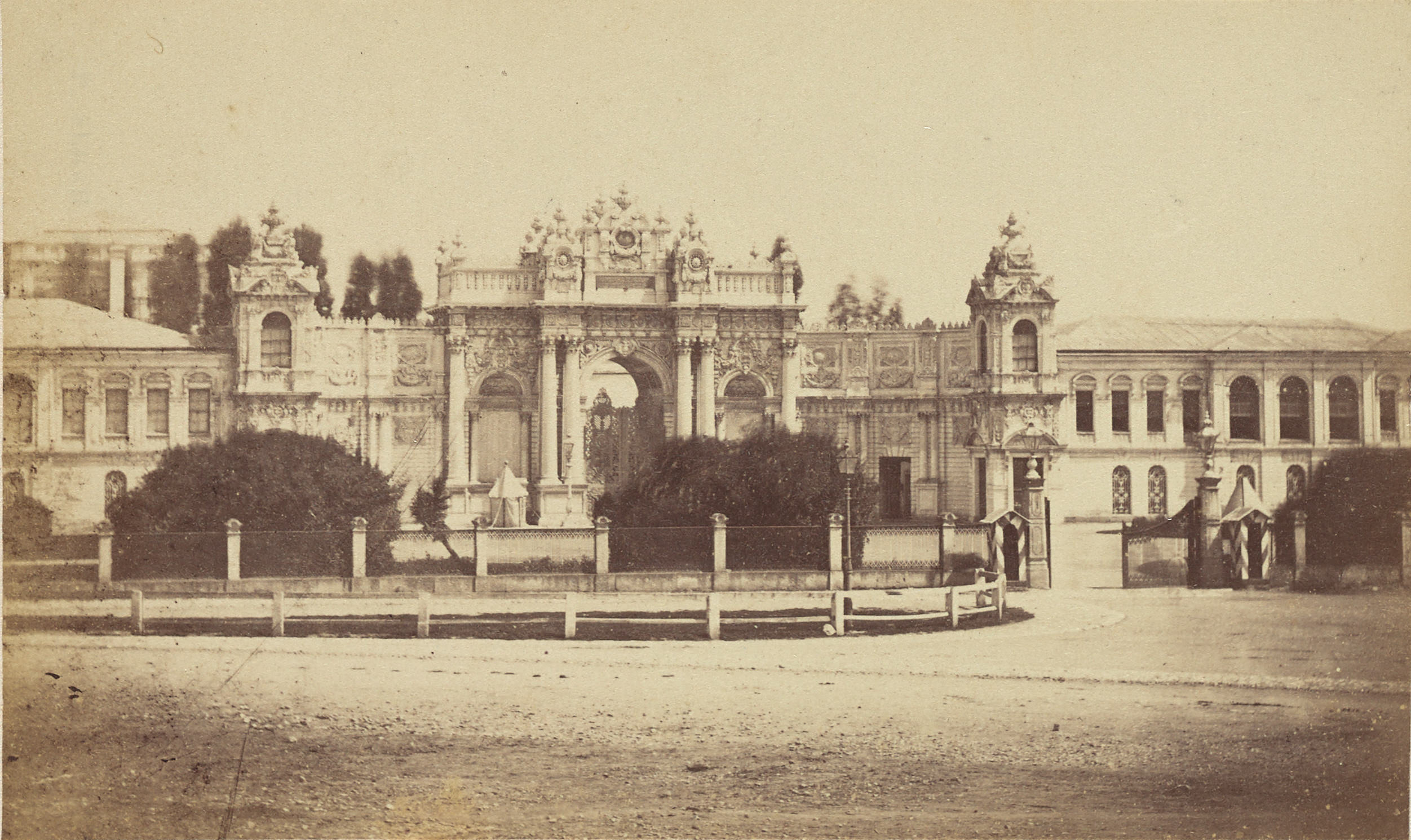 Dolmabahçe Sarayı Anıtsal Kapısı / Pascal Sébah Fotoğrafı / 1870