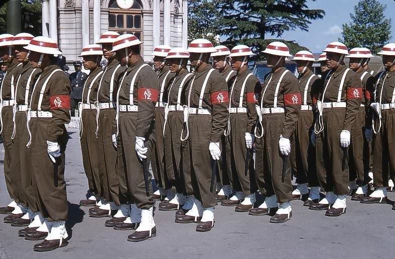 Dolmabahçe'de askerler, 1956 yılı