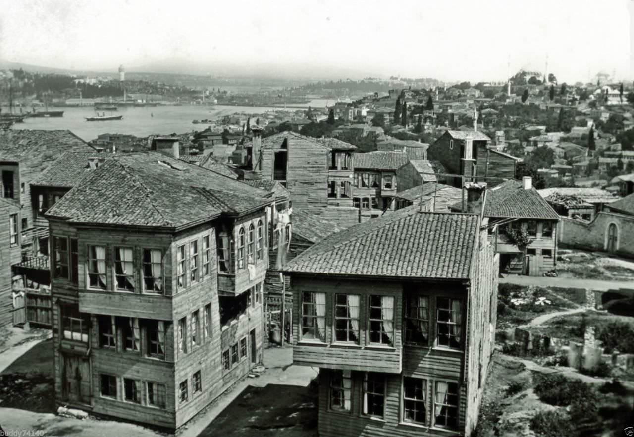 Edirnekapı Surlardan / 1900 civarı A landscape over the Istanbul walls, from Edirnekapi, near Tekfur Palace.