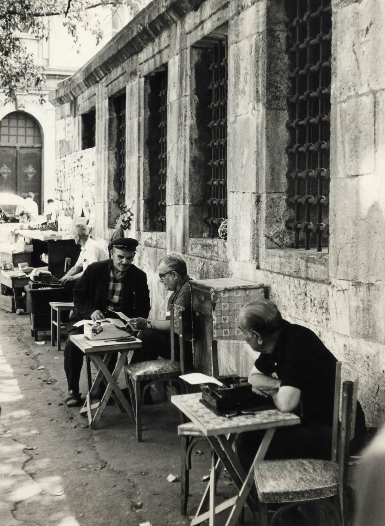 Eminönü Hatice Turhan Sultan Türbesi Önünde Arzuhalciler