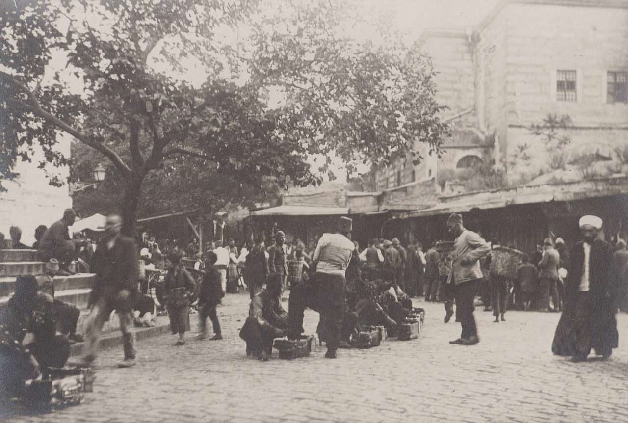 Eminönü. Sol bölümdeki merdivenler Yeni Cami avlusuna çıkıyor. Karşıda görünen bina Mısır Çarşısı ve tam karşımızda günümüzde tohum, kuş yemi vs satılan aralık bulunuyor.