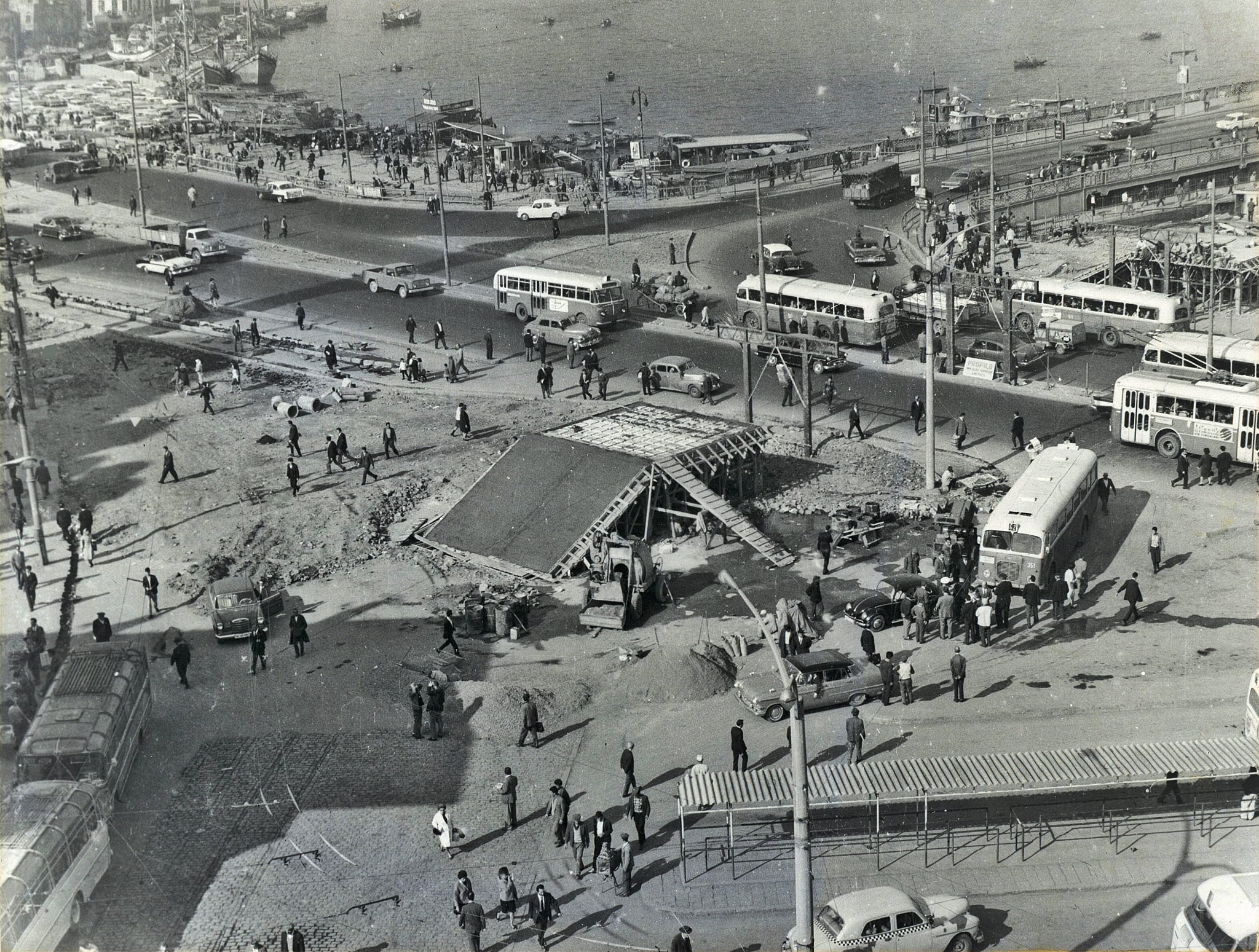 Eminönü Yaya Üst Geçidi İnşa Ediliyor / 1957