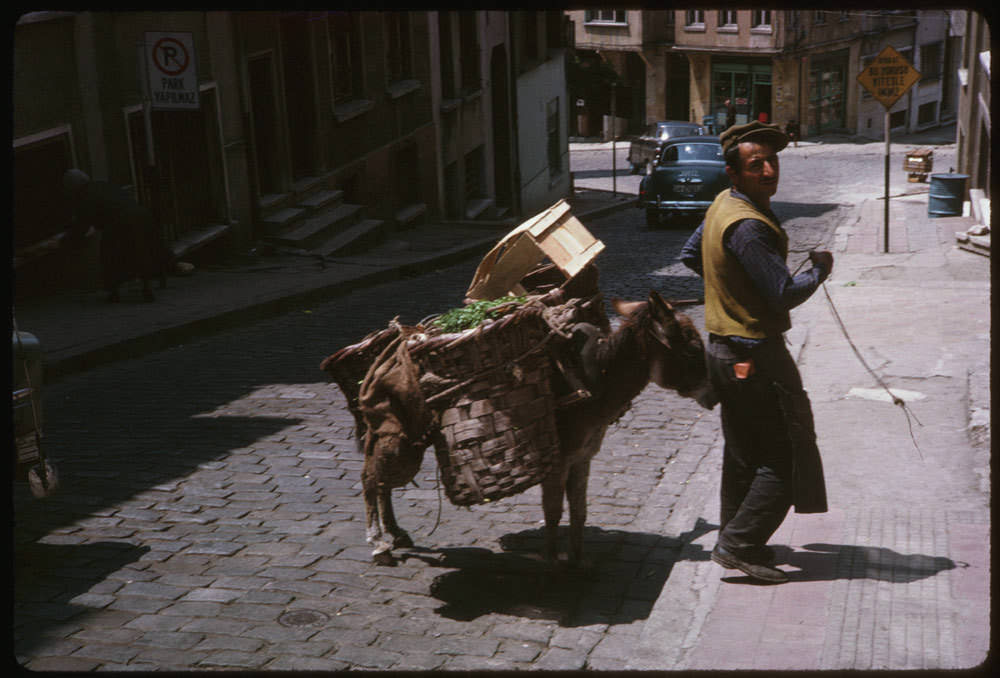 Eski İstanbul / Cihangir Sokakları / 17 Mayıs 1965 Soldan aşağısı Kadiriler Yokuşu Charles W. Cushman Koleksiyonu