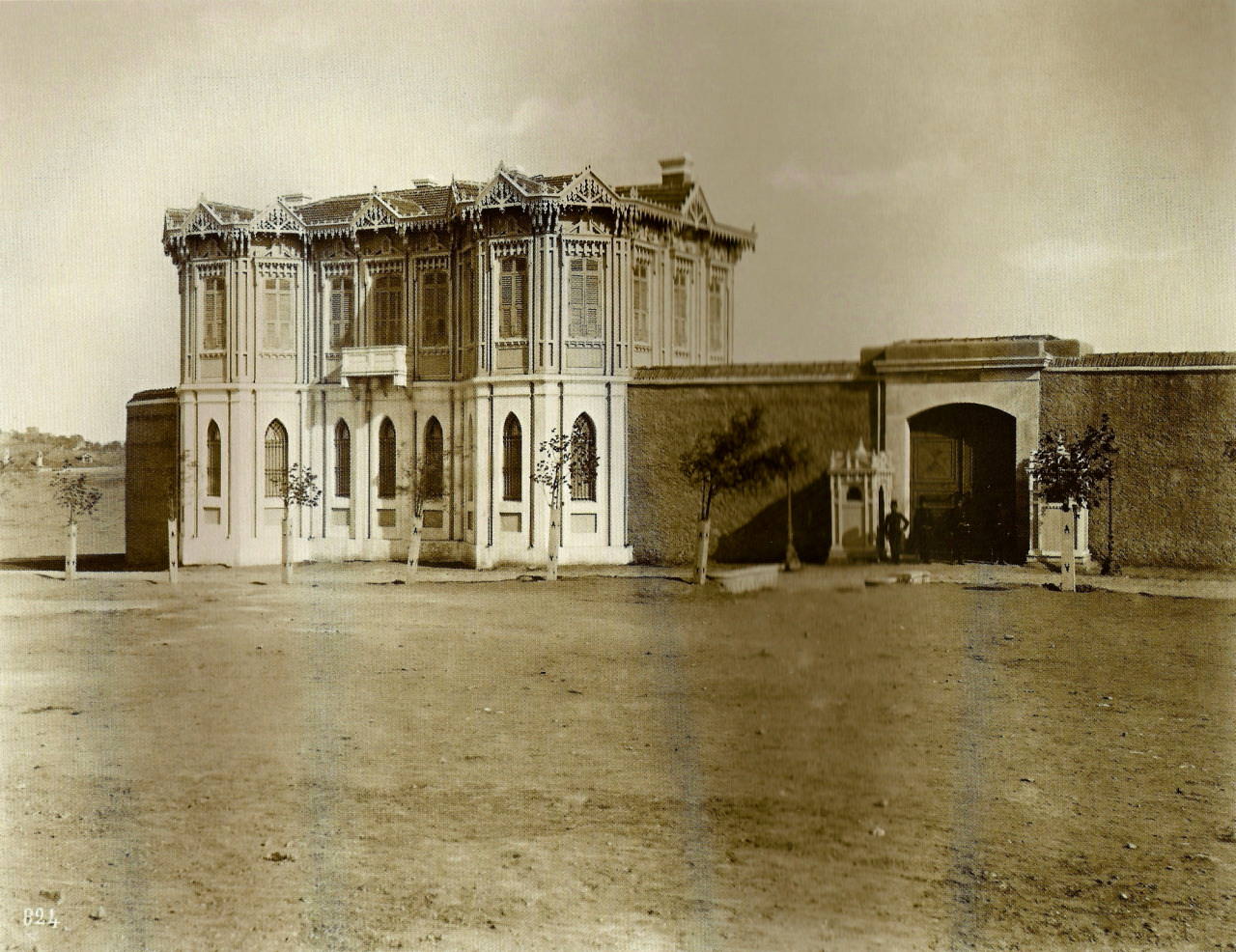Eski İstanbul Fotoğrafları: Yıldız Sarayı Talimhane Köşkü