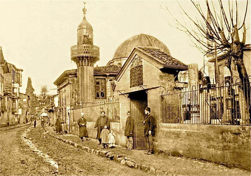 Eyüp'te bulunan Saçlı Abdülkadir Efendi Camii'nin Yahyazâde Şeyh Hasip Efendi Rifai dergah-ı şerifi olarak kullanıldığı yıllara ait bir görünüm. Şeyh Efendi, çocukları ve muhipleri&hellip;