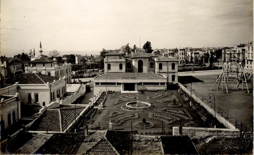 Fatih İtfaiye Bölgesi / 1933 Sol ilerde Mimar Ayas Camii ve daha arkasında Muhtesip Karagöz Camii’nin minaresi. 