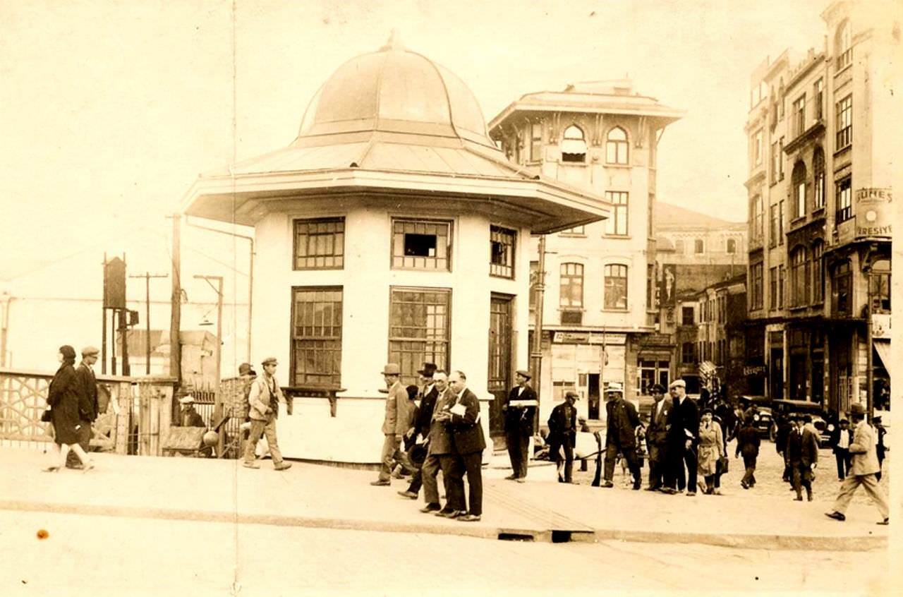 Galata Köprüsü Başındaki Tahsildar Kulübesi / Eminönü