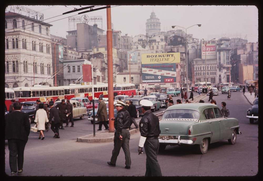 Galata Köprüsü Girişinde Sabah Trafiği / 7 Nisan 1965 Charles W. Cushman Photograph Collection