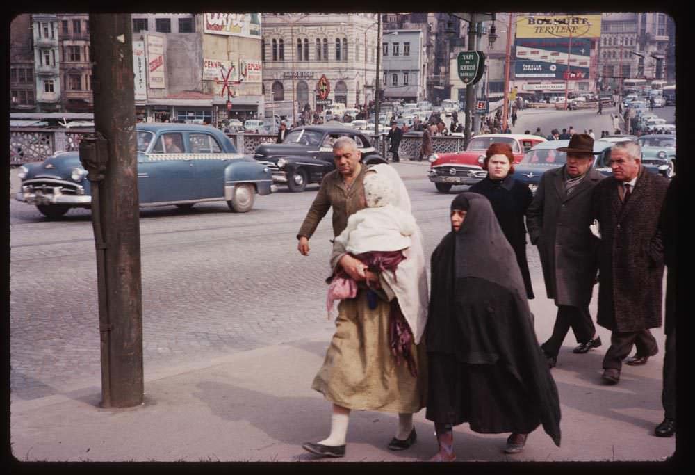 Galata Köprüsü Üstünden İnsanlar / 7 Nisan 1965 Charles W. Cushman Photograph Collection