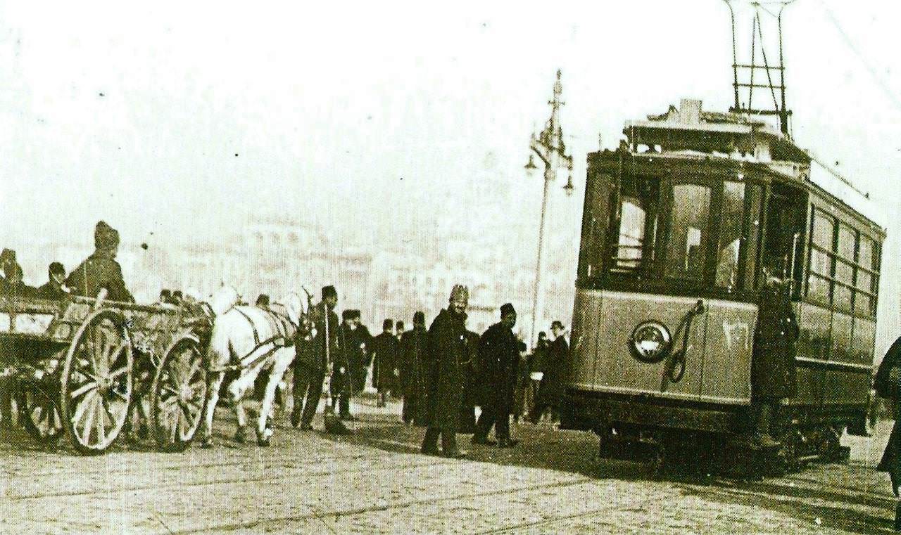 Galata Köprüsü üzerinde tramvay / 1910′lar