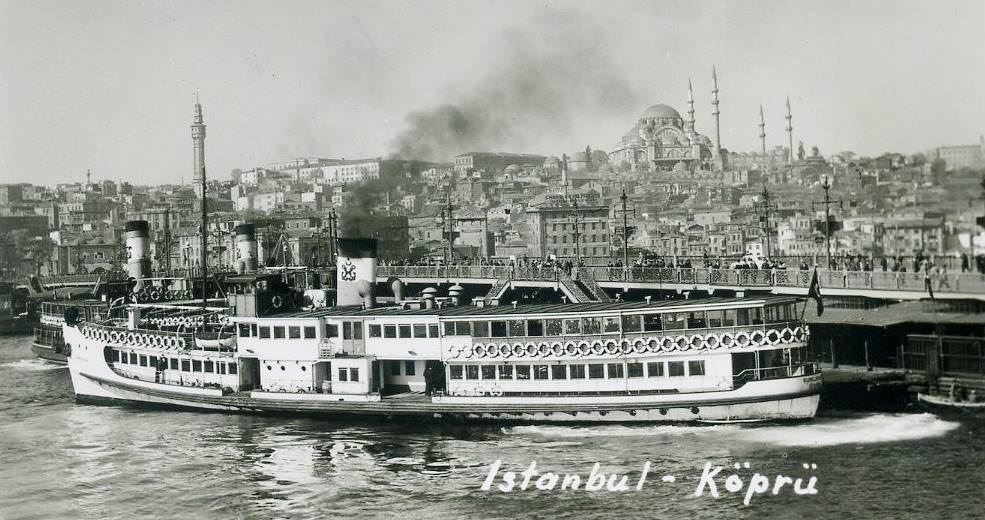 Galata Köprüsü ve Önünde Vapur