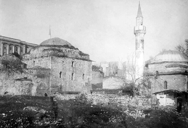 İshak Paşa Camii ve İshak Paşa Hamamı