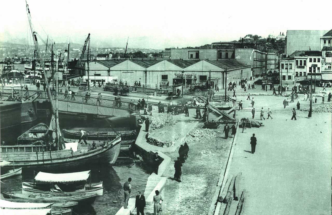 İstanbul Fotoğrafları: Eminönü Köprü Girişi / 1940