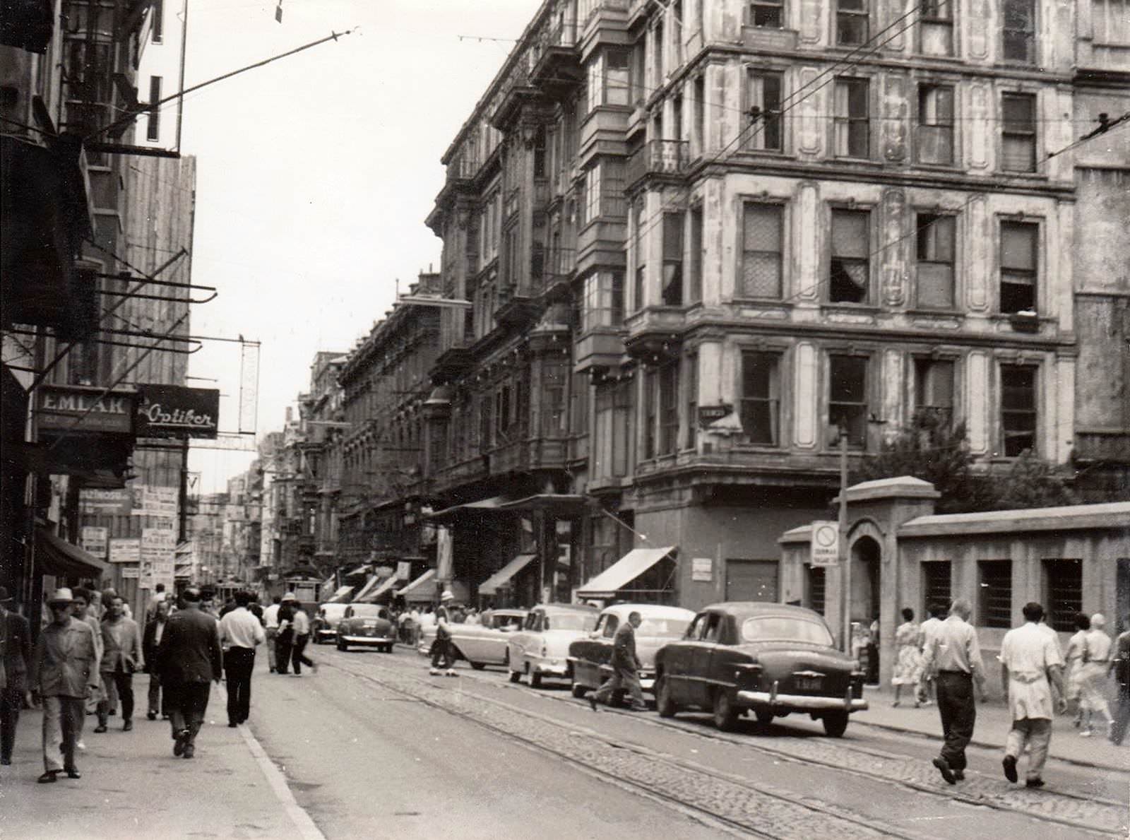 İstiklal Caddesi Ağa Camii Yakınları / 1958-59