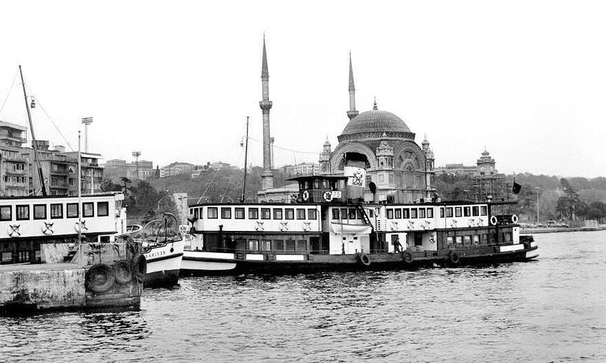 Kabataş İskelesi'nde Sarıyer ve Kocataş vapurları