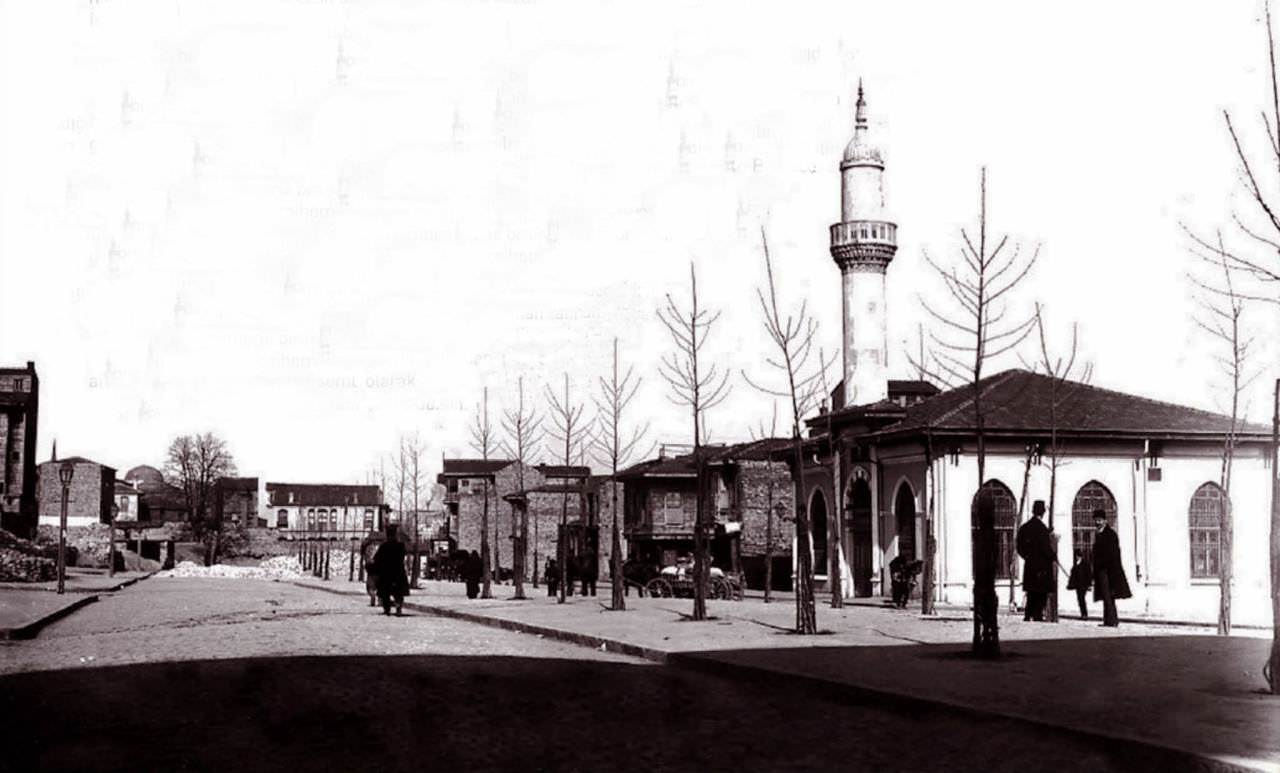 Kadınlar Pazarı, 1908