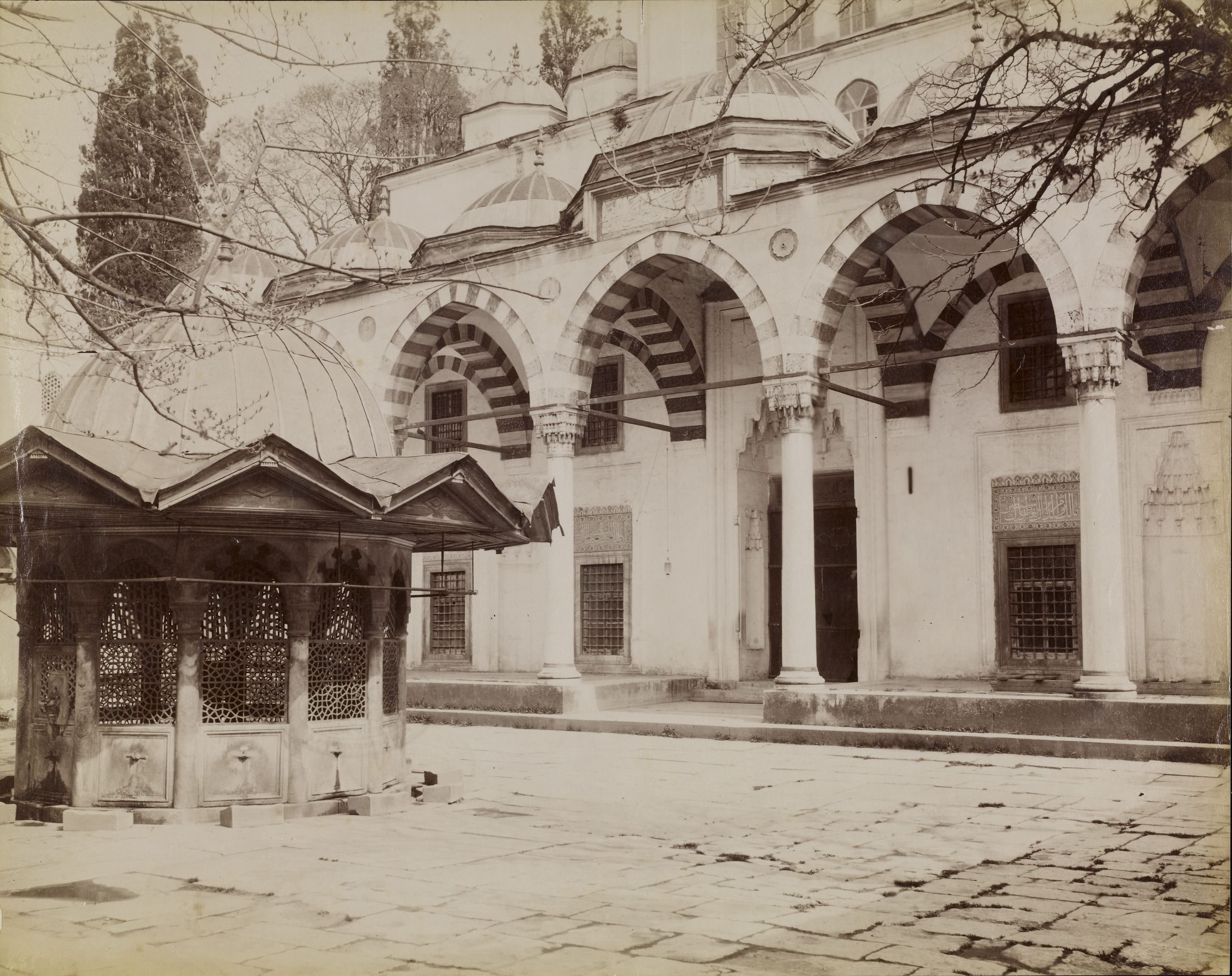 Kadırga Sokollu Mehmet Paşa Camii Avlusu / Sébah ve Joaillier / 1880'ler