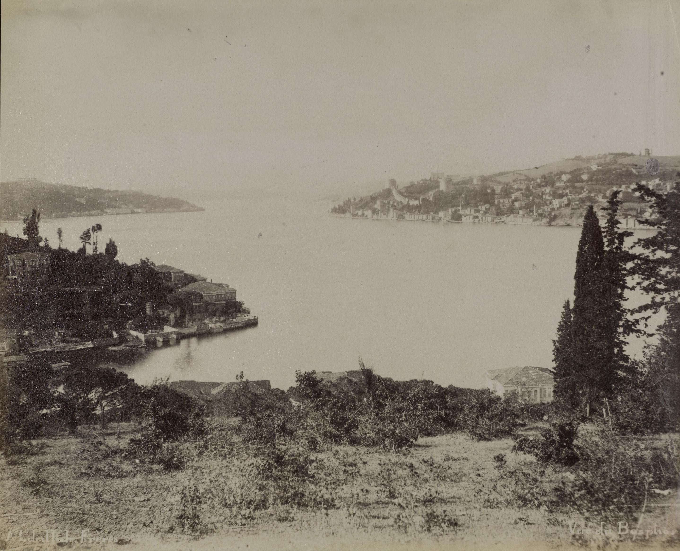 Kanlıca Tepelerinden Boğaziçi ve Rumelihisarı / Abdullah Fréres Fotoğrafı
