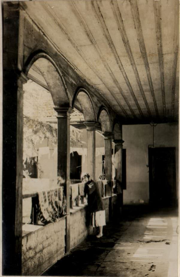 Kimsesiz Çocuk Yurdu Olarak Kullanılan Ayasofya Medresesi’nin Üst Kat Revakı (1936), Encümen Arşivi