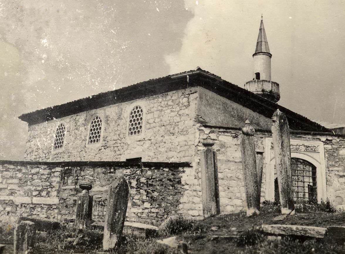 Kulaksız Kadı Mehmet Caddesi'nde bulunan Saçlı Emir Tekkesi ve karşısında yer alan hazirenin görünümü.
