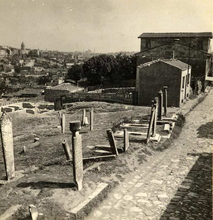 Kulaksız Kadı Mehmet Caddesi'nde bulunan Saçlı Emir Tekkesi ve karşısında yer alan hazirenin görünümü.