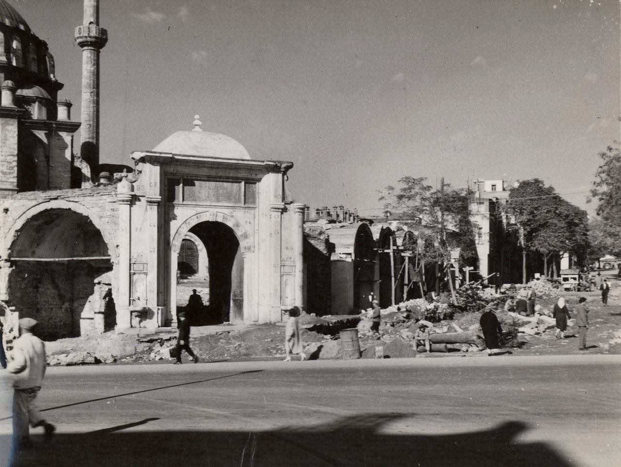 Laleli Külliyesi girişi ve dükkanlar