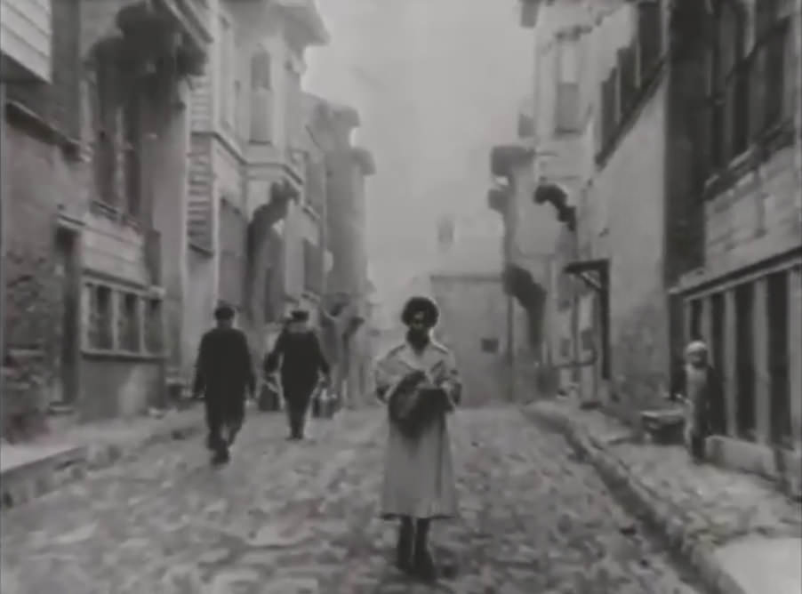 Ömer Lütfi Akad'ın Kardeş Kurşunu (1955) filminde dönemin İstanbulu