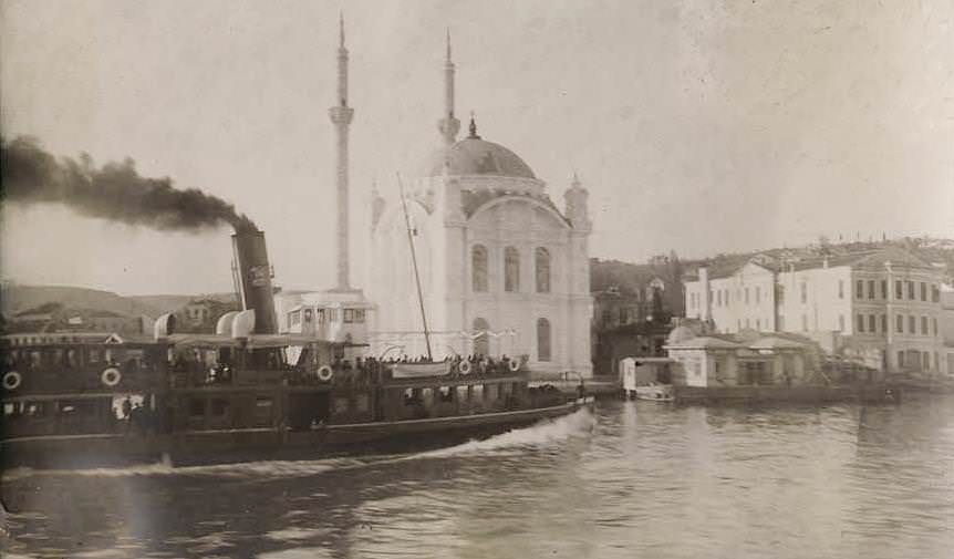 Ortaköy Camii Önünden Vapur Geçişi