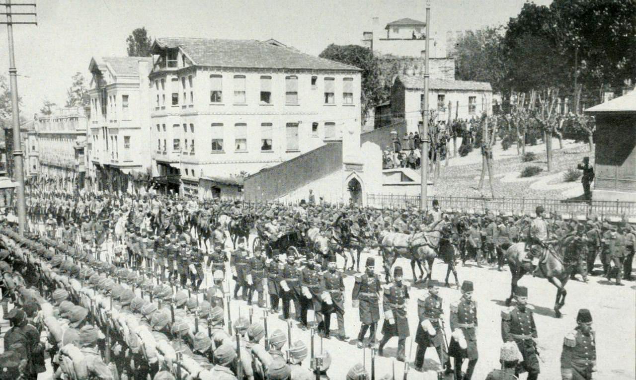 Padişah Sultan Reşat Alemdar Caddesi'nde